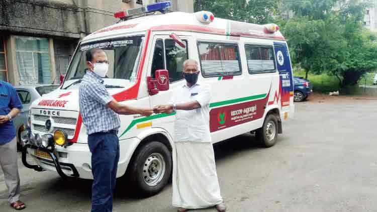കോവിഡ്: കണ്ണൂർ ഗവ. മെഡിക്കൽ കോളജ് ആശുപത്രിക്ക് ആംബുലൻസ് വിട്ടുനൽകി കോവിഡ്: കണ്ണൂർ ഗവ. മെഡിക്കൽ കോളജ് ആശുപത്രിക്ക് ആംബുലൻസ് വിട്ടുനൽകി