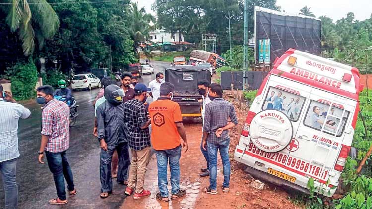 മുള്ളത്ത് പാറയിൽ രോഗിയുമായി പോയ ആംബുലൻസ്​ മറിഞ്ഞു