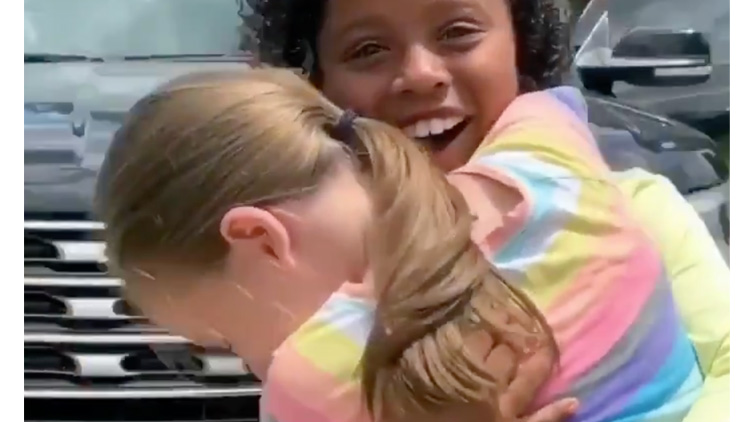 കുട്ടികളെപ്പോലെ നിഷ്​കളങ്കമായി സ്​നേഹിക്കൂ; വൈറലായി വീഡിയോ