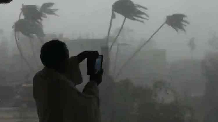 എംഫൻ ശക്തിപ്രാപിക്കുന്നു; ഒഡിഷയിൽ ഏഴു ലക്ഷം പേരെ ഒഴിപ്പിക്കും