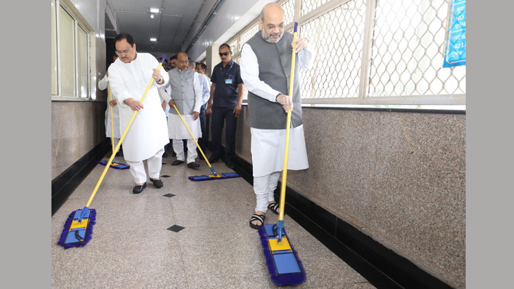 മോദിയുടെ ജന്മദിനം; ആശുപത്രി വൃത്തിയാക്കി ബി.ജെ.പി നേതാക്കൾ