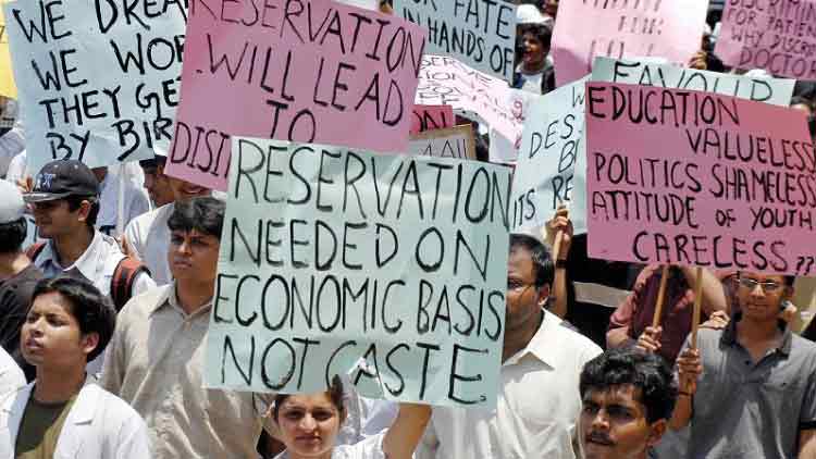 സം​​വ​​ര​​ണ വ​​ഴി​​ക​​ളി​​ലെ ച​​തി​ക്കു​ഴി​​ക​​ൾ 