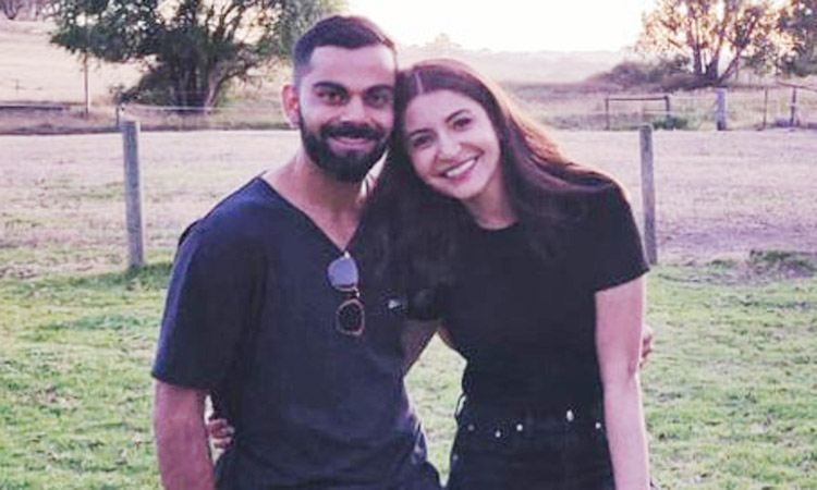 അനുഷ്കക്കൊപ്പം ഫോട്ടോ; കോഹ്ലിക്കെതിരെ ആരാധകർ