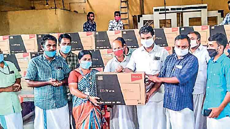 ഓ​​ൺ​ലൈ​ൻ പ​ഠ​നം: പി.​വി. അ​ൻ​വ​ർ എം.​എ​ൽ.​എ നൂ​റ്​ ടി.​വി​ക​ൾ വി​ത​ര​ണം ​ചെ​യ്​​തു