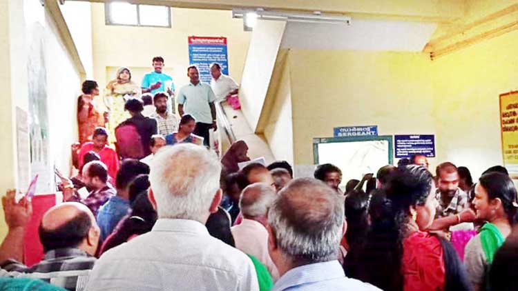 വ്യാജവാർത്ത വിശ്വസിച്ച് കലക്ടറേറ്റിലേക്ക് ജനപ്രവാഹം