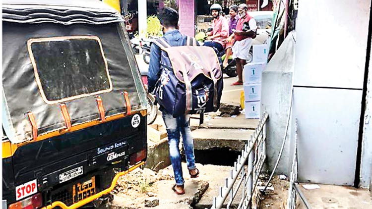 കാ​ൽ​ന​ട​ക്കാ​ർ​ക്ക്​ ദു​രി​തം​വി​ത​ച്ച്​  വാ​ഹ​ന പാ​ർ​ക്കി​ങ്​