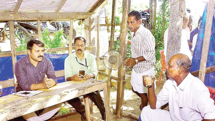 ചായക്കടയിൽ സ്വീപ്​​ സംഘത്തി​െൻറ വോട്ട് ചർച്ച