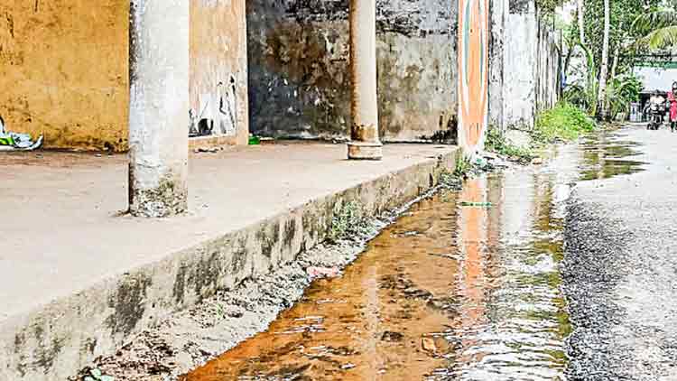 പൈപ്പ് പൊട്ടൽ വ്യാപകം;  നടപടിക്ക് ഒച്ചിഴയുന്ന വേഗം