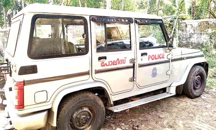 സ്വന്തമായി ജീപ്പില്ല: ഒാടിക്കിതച്ച്​​ അരൂർ പൊലീസ്