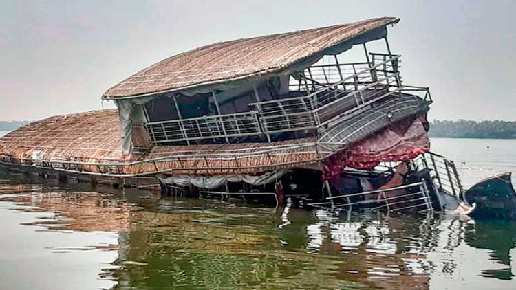 പൈൽ കുറ്റിയിലിടിച്ച് ഹൗസ്​ബോട്ട്​ മുങ്ങി