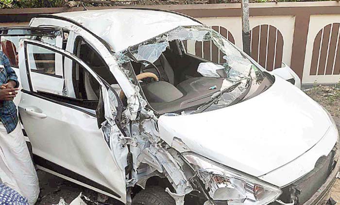 പിക്​അപ്​ വാനിൽ കാറിടിച്ച്​ മറിഞ്ഞ് നാലുപേർക്ക് പരിക്ക്