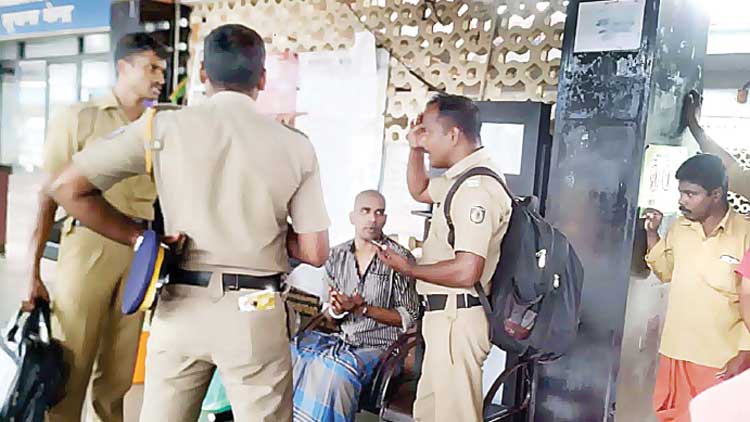എസ്​കോർട്ട്​ പോയ പൊലീസുകാരനെ പ്രതി വിലങ്ങുകൊണ്ട്​ മർദിച്ചു