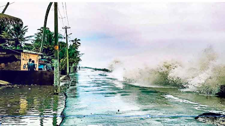 കടലാക്രമണത്തിൽ ഭയന്ന് വിറച്ച് തീരം