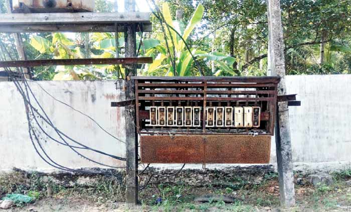 റോ​ഡി​ൽ ഭീ​തി പ​ട​ർ​ത്തി  ട്രാ​ൻ​സ്​​ഫോ​ർ​മ​ർ