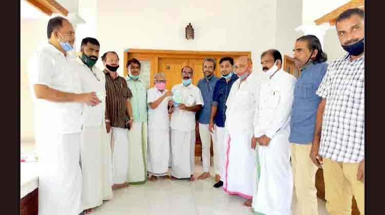 അ​​രി​​മ്പ്ര മു​​ഹ​​മ്മ​​ദ് മാ​​സ്​​​റ്റ​​റെ ആ​​ദ​​രി​​ച്ചു