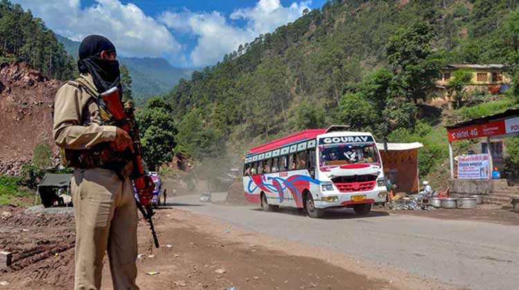 armed-security-kashmir-02.08.2019