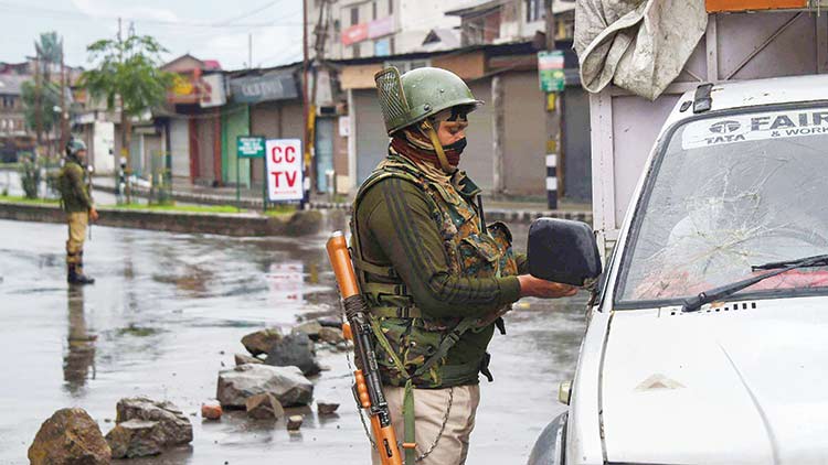 army-checking-in-kashmir