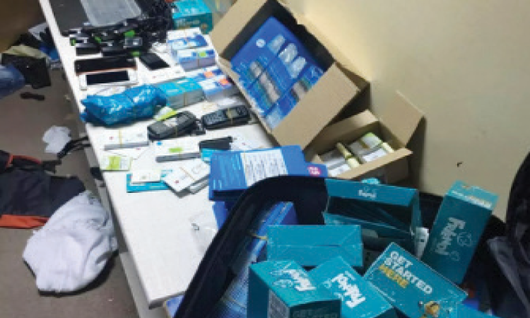 റീ ചാര്‍ജ് കാര്‍ഡിലെ ബാലന്‍സ് ചോര്‍ത്തുന്ന സംഘം പിടിയില്‍