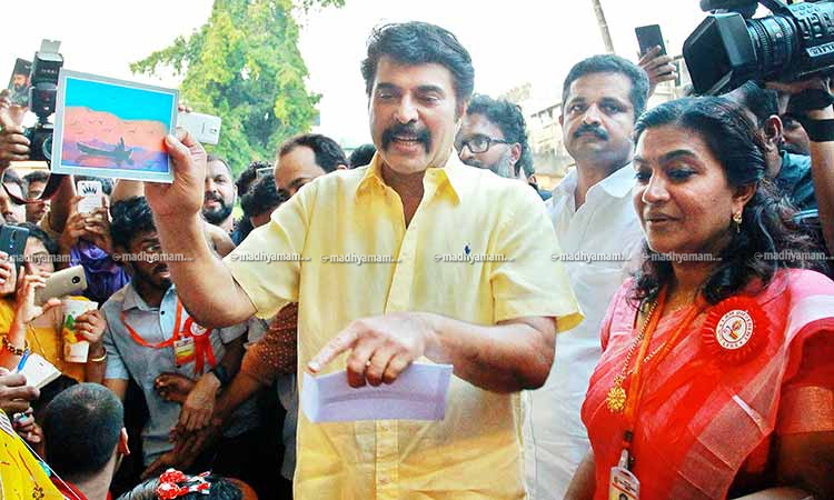 പേരൻപോടെ മമ്മൂക്കയെത്തി; സ്നേഹവലയത്തിൽ പാപ്പാമാർ