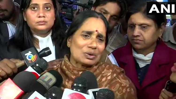 വധശിക്ഷ ഒരിക്കലും നടപ്പാകില്ലെന്ന് പ്രതികളുടെ അഭിഭാഷകൻ പറഞ്ഞതായി നിർഭയയുടെ അമ്മ