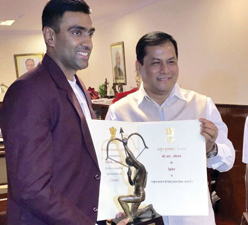 ആര്‍. അശ്വിന് അര്‍ജുന സമ്മാനിച്ചു