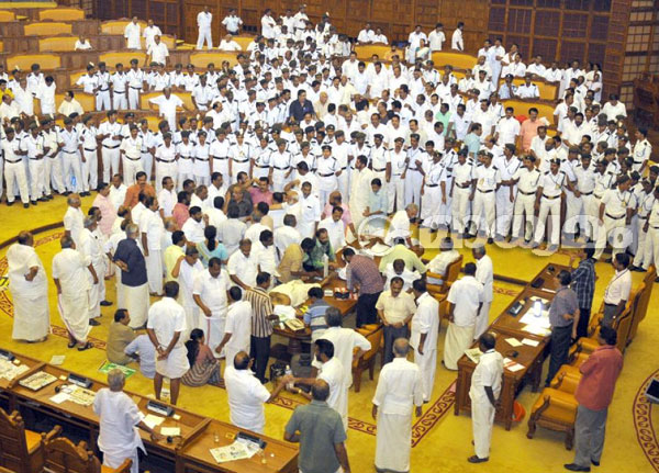 വനിതാ അംഗങ്ങളെ കൈയേറ്റം ചെയ്തെന്ന പരാതിയില്‍ യു.ഡി.എഫ് എം.എല്‍.എമാര്‍ക്കെതിരെ കേസ്