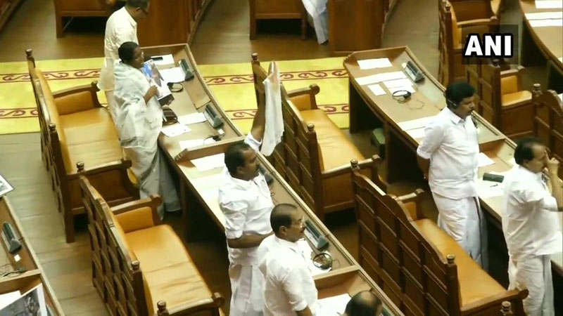 ഷാഫിയുടെ രക്തംപുരണ്ട വസ്ത്രം നിയമസഭയിൽ; പ്രതിപക്ഷ ബഹളം; സ്പീക്കർ ഇറങ്ങിപ്പോയി