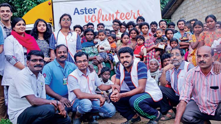 പ്ര​ള​യ​ദു​രി​ത​ത്തി​ല്‍പെ​ട്ട​വ​ർ​ക്ക്​ ആ​ശ്വാ​സ ഹ​സ്ത​മേ​കി ആ​സ്​​റ്റ​ര്‍ വോ​ള​ണ്ടി​യ​ർ​മാ​ർ