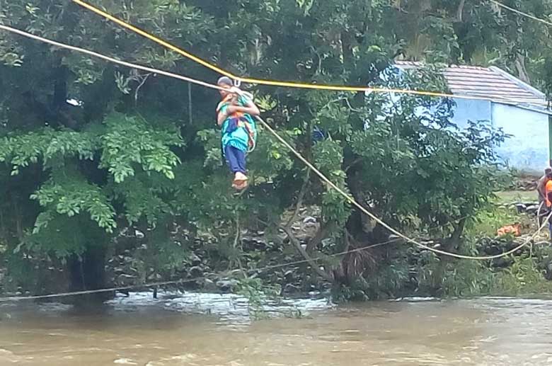 അട്ടപ്പാടിയിൽ ഗർഭിണിയേയും കൈകുഞ്ഞിനേയും  സാഹസികമായി രക്ഷിച്ചു