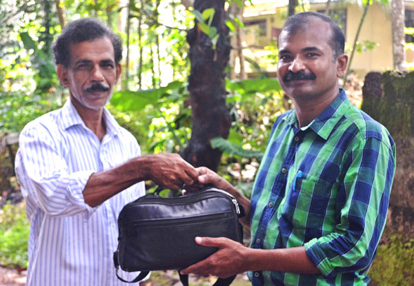 മറന്നുവെച്ച കാമറയുടെ ഉടമയെ തേടി ഓട്ടോ ഡ്രൈവര്‍മാര്‍