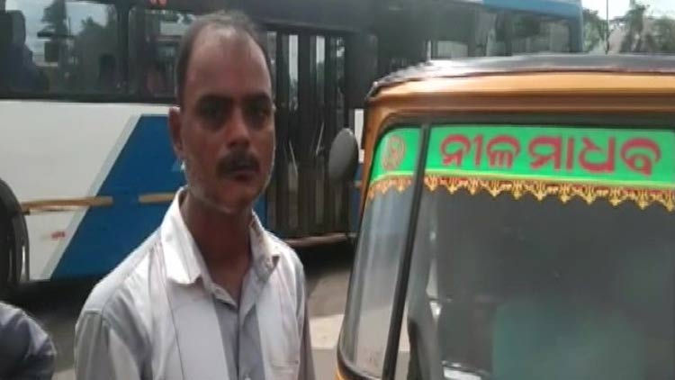 auto-driver-odisha-040919.jpg
