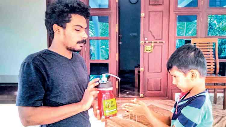 കൈ​കാ​ണി​ച്ചാ​ല്‍ മ​തി, റ​സീ​മി​െൻറ സാ​നി​റ്റൈ​സ​ര്‍ കൈ​കു​മ്പി​ളി​ലെ​ത്തും