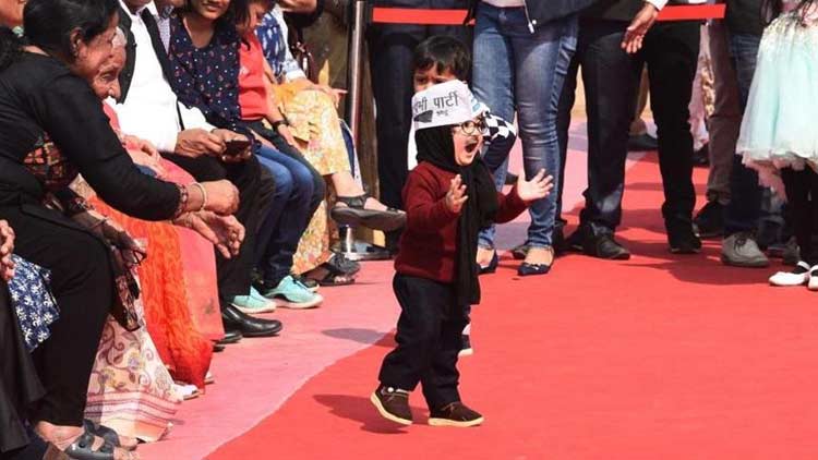 സത്യപ്രതിജ്ഞക്ക് എത്തിയവരുടെ മനംകവർന്ന് ‘ലിറ്റിൽ കെജ്​രിവാൾ’