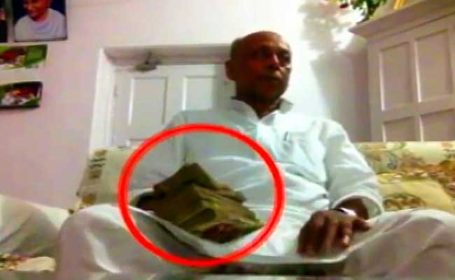 കോഴ വാങ്ങുന്ന ദൃശ്യം ഒളികാമറയില്‍: ബിഹാറില്‍ മന്ത്രിയുടെ കസേര തെറിച്ചു