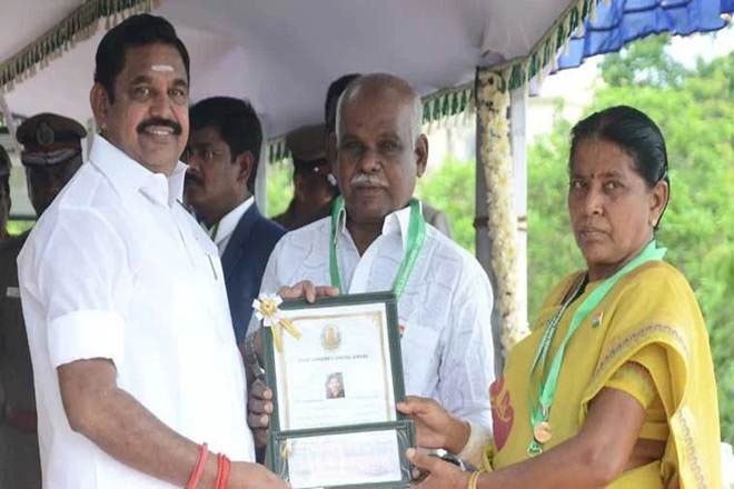 കൊള്ളസംഘത്തെ വിരട്ടിയോടിച്ച വൃദ്ധ ദമ്പതികൾക്ക്​ ധീരത അവാർഡ്​ സമ്മാനിച്ചു