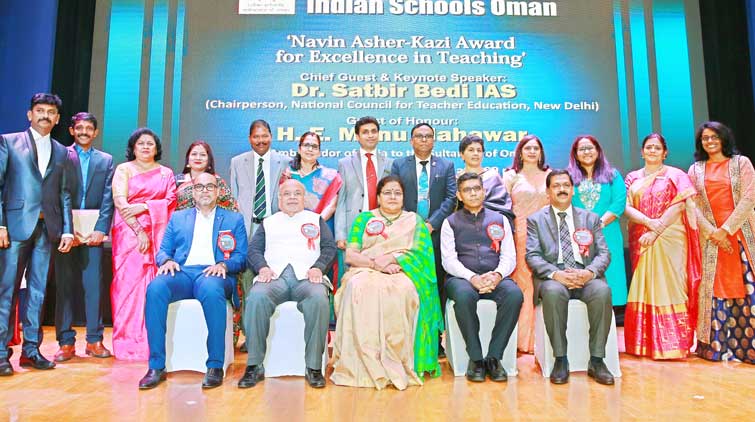 മികച്ച അധ്യാപകർക്ക്​  പുരസ്​കാരം  വിതരണം ചെയ്​തു