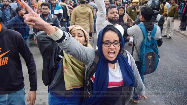 ആ​യി​ഷ റെന്നക്കെതിരെ സൈബർ ആക്രമണം; എഫ്.ബി അക്കൗണ്ട് പൂട്ടിച്ചു