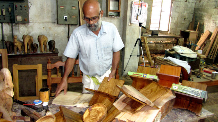 ഗ്രന്ഥപീഠങ്ങള് നിര്മിച്ച് പുതുവഴിതേടി ബേബി ഗോവിന്ദന് ഗ്രന്ഥപീഠങ്ങള് നിര്മിച്ച് പുതുവഴിതേടി ബേബി ഗോവിന്ദന്