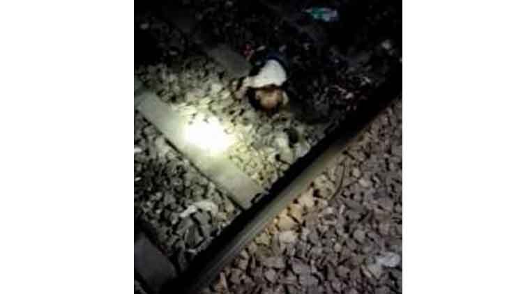 അമ്മയും സഹോദരിമാരും ട്രെയിൻ തട്ടി മരിച്ചു; മൃതദേഹ അവശിഷ്​ടങ്ങൾക്കിടയിൽ നോവായി ഒരുവയസുകാരൻ