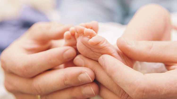 കൈ​ക്കു​ഞ്ഞി​ന്​ വി​സ​യി​ല്ല, യാ​ത്ര മു​ട​ങ്ങി​യ  ന​ഴ്​​സി​ന്​ സാ​മൂ​ഹി​ക പ്ര​വ​ർ​ത്ത​ക​ർ തു​ണ​യാ​യി