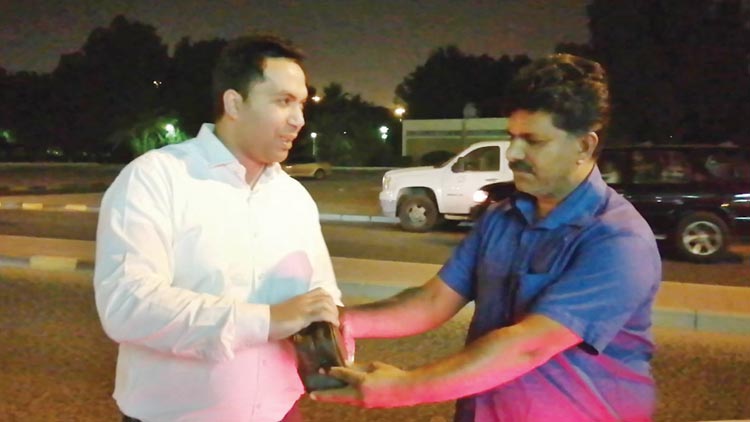 പ​ണ​മ​ട​ങ്ങി​യ ബാ​ഗ് തി​രി​കെ ന​ൽ​കി  ടാ​ക്സി ഡ്രൈ​വ​ർ മാ​തൃ​ക​യാ​യി