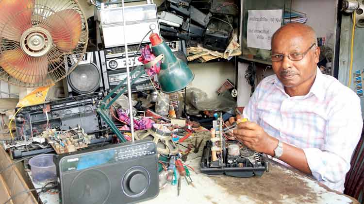 ജീവിതംതന്നെ റേഡിയോ; പ്രണയം വിടാതെ ബാലൻ