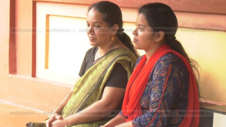 വീട്ടിൽ കയറി തോക്ക് ചൂണ്ടി അമ്മയുടെയും മകളുടെയും മാല കവർന്നു