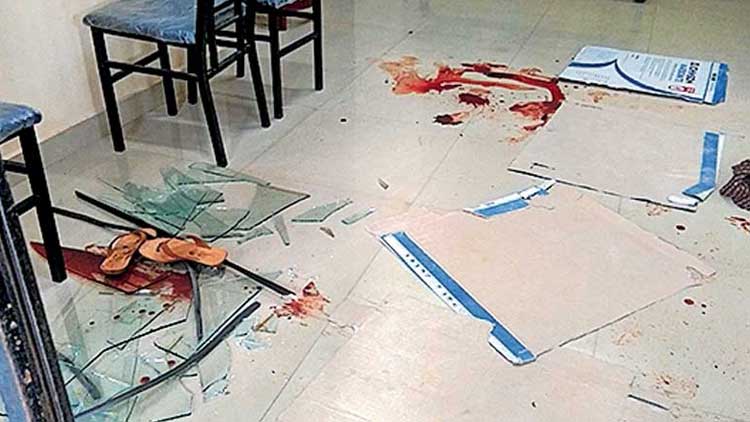 ചില്ലുവാതിലിൽ ഇടിച്ച് യുവതി മരിച്ച സംഭവം; മനുഷ്യാവകാശ കമ്മീഷന് കേസെടുത്തു ചില്ലുവാതിലിൽ ഇടിച്ച് യുവതി മരിച്ച സംഭവം; മനുഷ്യാവകാശ കമ്മീഷന് കേസെടുത്തു