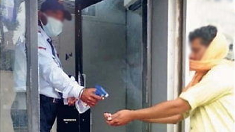 എ.​ടി.​എ​മ്മു​ക​ളി​ൽ സാ​നി​റ്റൈ​സ​ർ മോ​ഷ​ണം വർധിക്കുന്നു