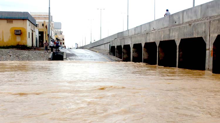 മഴക്കെടുതി; രക്ഷകരായി  റോയൽ ഒമാൻ പൊലീസ്