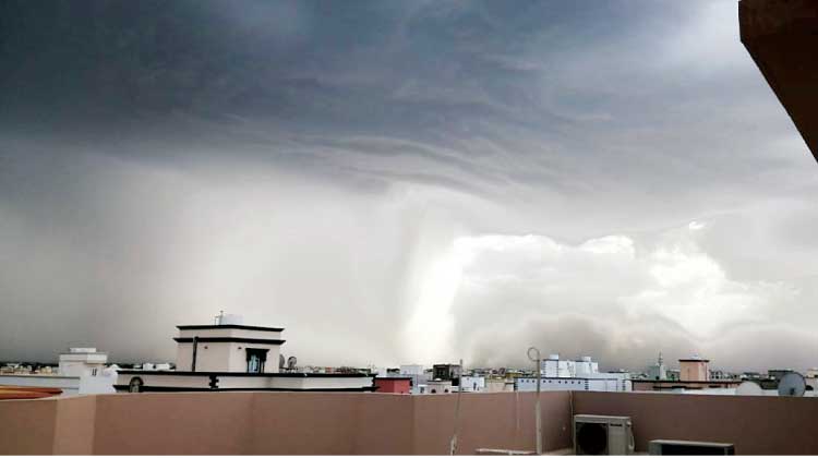 ബ​ർ​ക്ക​യി​ൽ കാ​റ്റി​ലും മ​ഴ​യി​ലും വ്യാ​പ​ക നാ​ശം