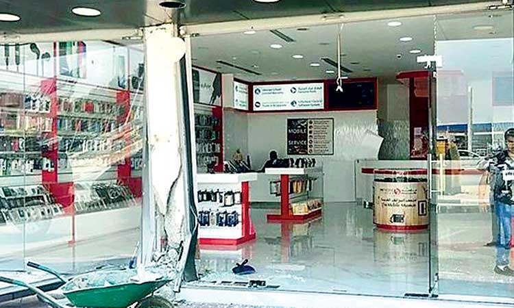 ഉ​മ്മു​ൽ​ഖു​വൈ​നി​ൽ നി​യ​ന്ത്ര​ണം വി​ട്ട കാ​ർ ക​ട​യി​ലേ​ക്ക് പാ​ഞ്ഞ് ക​യ​റി