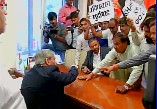 ബി.സി.സി.ഐ ഓഫീസില്‍ അതിക്രമിച്ചുകയറി ശിവസേനയുടെ പ്രതിഷേധം: ഇന്ത്യ-പാക് ക്രിക്കറ്റ് ചര്‍ച്ച റദ്ദാക്കി