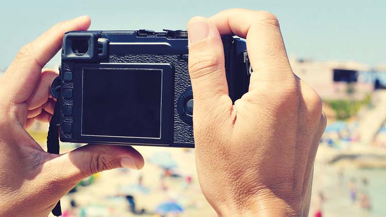 ബീ​ച്ചി​ൽ പ​ട​മെ​ടു​ക്കു​േ​മ്പാ​ൾ സൂ​ക്ഷി​ക്ക​ണം